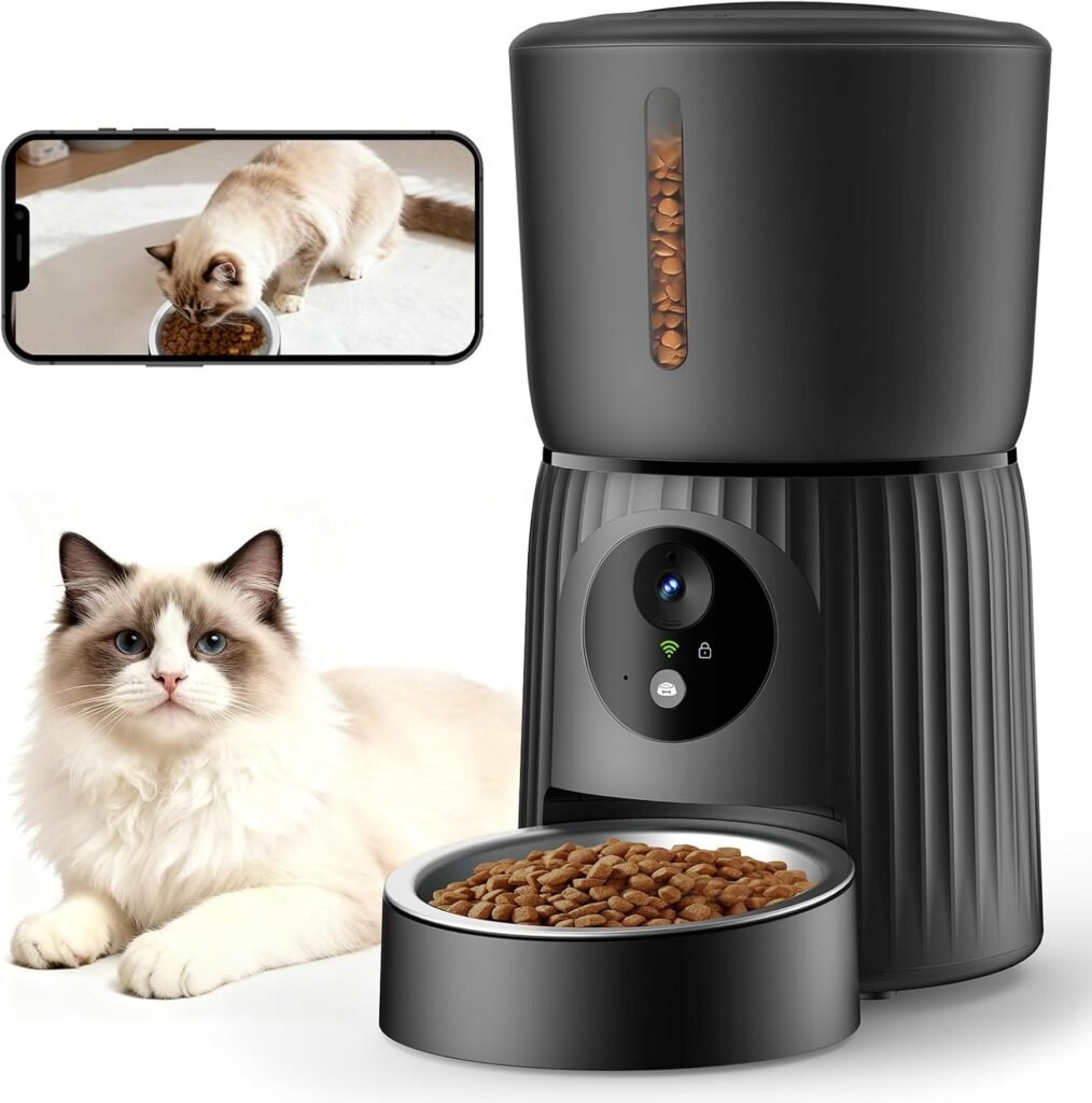 Gato interactuando con comedero automático con cámara HD y audio para mascotas